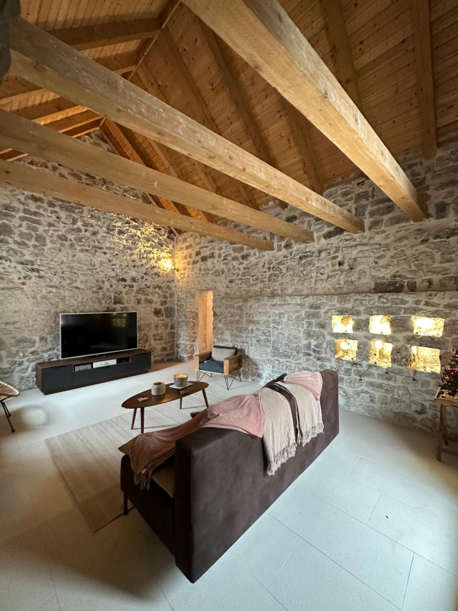 Maison Laurel - Beautiful Stone Estate With Private Pool, Near Split And Omis Gata المظهر الخارجي الصورة