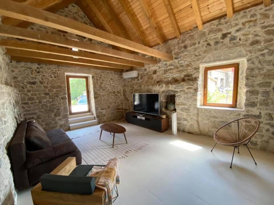 Maison Laurel - Beautiful Stone Estate With Private Pool, Near Split And Omis Gata المظهر الخارجي الصورة